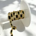 Détail de chaîne dorée avec zirconias noirs, matériau pour bijoux DIY en laiton. - Or Zirconia Noir