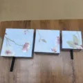 Boîte cadeau d'emballage de bijoux à tiroir floral style chinois avec relief et ruban. - Boîte Suspendue Florale de Style Chinois / 7*7*2cm / Bleu Lune Bambou (Avec Boîte de Film)