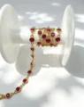 Vergoldete Messingkette verziert mit roten Zirkoniasteinen für DIY Schmuckherstellung. - 4mm / 1 Meter / Gold Magenta