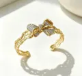 Goldfarbenes Schleifen Armreif mit Zirkon Steinen Elegantes Hohlmuster Offenes Armband - Armreif / Armreif - Gold Weißer Zirkonia