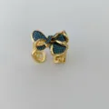 Vergoldeter offener Ring mit funkelnder blauer Zirkonia-Schleife und edlem Aussparungs-Design. - Ring-Türkis
