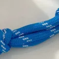 Blau geflochtenes Kordelarmband Variante Detail mit feiner Webstruktur und Haltbarkeit. - Ankerkettenglied Strass Armband / Gold Blau
