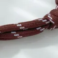 Nahaufnahme von stilvollem braun-weiß geflochtenen Seilarmband, feines strukturiertes Detail. - Ankerkettenglied Strass Armband / Gold Kaffee