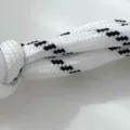 Nahaufnahme der schwarz-weißen gewebten Armbandkordel mit feiner Textur und robustem Material. - Ankerkettenglied Strass Armband / Gold Weiß