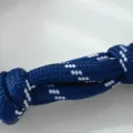 Blau-weiß geflochtenes Seilarmband, trendiges Accessoire, stilvolles Design für Alltag. - Ankerkettenglied Strass Armband / Gold Dunkelblau
