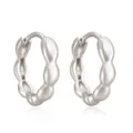 Boucles d'oreilles créoles géométriques ondulées argentées avec une finition miroir brillant - Argent