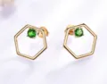 Vergoldete 925 Sterling Silber sechseckige geometrische Ohrstecker mit leuchtend grünem Stein. - 925er Silber / Gelb