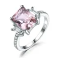 S925 Silber Rosa Quadratischer Edelstein Ring mit Seitensteinen und Pavé Band für Damen. - Größe 5 / Rosa