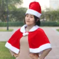 Detaillierte Ansicht des Weihnachtskostüms aus Samt mit rotem Umhang und Mütze im Park. - Einheitsgröße / Mit Kapuze Stil