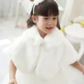 Gros plan sur la cape en peluche blanche pour enfants avec fausse fourrure douce et nœud. - Châle blanc
