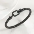 Elégant bracelet en acier titane noir avec un fermoir unique en forme de fer à cheval. - Noir