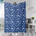 Couverture polaire confortable avec motif de flocons blancs dans un salon chaleureux. - 80x120 (260g/m² flanelle) / MT268082-2