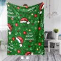 Détail de couverture polaire de Noël montrant un tissu vert doux aux motifs festifs. - 80x120 (260g/m² flanelle) / MT268082-3