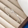 Silberfarbenes Titanstahl Knoten Armreif offener Armreif mit Kugeln modischer Schmuck - Doppelperlen-Stil (szkk031) / Stahlfarben