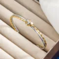 Titanstahl Knoten offene Armreif, PVD 18k vergoldet stilvolles Schmuckstück Variante. - Gedrehtes Kabel-Stil (szkk072) / Zweifarbig (Gold & Silber)