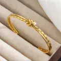 Modischer goldener verdrehter Knoten offener Armreif minimalistischer Titanstahl 18k Armband - Gedrehtes Kabel-Stil (szkk072) / Gold