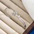 Silberner Titanstahl Liebesknoten offener Armreif minimalistischer Modeschmuck fuer Damen Alltag. - Doppellinien-Knoten-Stil (szkk086) / Stahlfarben