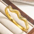 Goldfarbenes, gewelltes Zirkonia Armband aus 18K PVD Titanstahl, eleganter Modeschmuck. - Gold