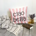 Vista detallada de un cojín decorativo a rayas rosa y blancas con texto ciao bella. - Estilo de Rayas con Letras Italianas 4