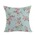 Detalle en primer plano de la funda de cojín con estampado floral rosa en tela azul. - Estilo Floral 7