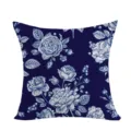 Primer plano detalle funda de cojín cuadrada con estampado floral rosa vintage azul - Estilo Floral 10