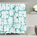 Detail van douchegordijn met moderne bloemenprint, turquoise en wit abstract bloemenpatroon badkamer. - YL-7-4