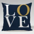 Housse de coussin décorative moderne bleu marine et blanche avec motif typographique LOVE. - Housse de Coussin Peau de Pêche 45x45cm / BZ202406018-2