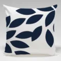Détail de housse de coussin moderne bleu marine et blanc avec motif de feuilles, déco. - Housse de Coussin Peau de Pêche 45x45cm / BZ202406018-3
