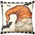 Halloween Zwerg Kissenbezug Detail mit orangefarbenem Spinnennetz Hut und niedlichem Fledermausdruck. - Stil 4