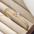 Bicolor gedrehtes Kabel und glattes Metall Knoten Armreif, elegante Mode offene Armspange Schmuck. - Doppelschicht Verflochtener Stil (szkk087) / Zweifarbig (Gold & Silber)