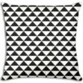 Vista detallada de la funda de cojín nórdica con motivo geométrico de triángulos. - Estilo 4