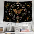 Vue de détail de la tapisserie papillon bohème avec lune mystique et champignons. - 90x75cm Polyester / ZG202603024-3