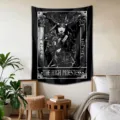 Gros plan d'une tenture murale de tarot gothique avec un design de prêtresse noir et blanc. - Tarot de la Grande Prêtresse