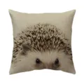 Detailfoto van realistische egelportret op zachte linnen textuur kussenhoes oppervlak. - Enkelzijdige Linnen Kussensloop 35x35cm / Stijl 7