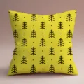 Vue détaillée d'une housse de coussin jaune avec motif minimaliste d'arbre noir. - ZB202501024-6