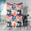 Detaillierte Ansicht der Flanelldecke mit Aquarellblumenmuster und weicher Textur. - Dunkelblaue Blumen / 80x120 Einseitiger Druck (230g/㎡ Flanell)