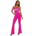 Detalle de mono strapless rosa fucsia con pedrería, siluetas ajustadas y dobladillos acampanados. - S / Rosa rojo