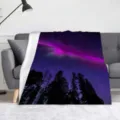Accogliente coperta in flanella con splendido design di aurora boreale viola e foresta. - ZM202502024-25