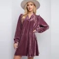 Vista detallada del elegante vestido de terciopelo de manga larga con cuello en V y textura suave. - S / Rosa Loto