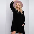 Vista detallada del vestido recto informal de terciopelo negro de manga larga con sombrero. - S / Negro