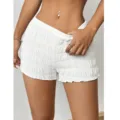Nahaufnahme Detail von weißen Damen Rüschen lässigen Hotpants, schmale Passform Sommerkleidung. - S / Weiß