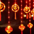 Festieve rode lichterketting met lantaarns en harten voor Chinees nieuwjaar op balkon. - Ring & Lantaarn Dubbel Geluk Stijl