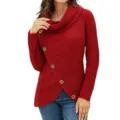 Nahaufnahme eines roten Damen Pullovers mit Stehkragen und asymmetrischen Holzknöpfen. - S / Rot