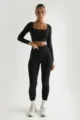 Λεπτομερής εικόνα του μαύρου ριμπ crop top με μακριά μανίκια και τετράγωνο λαιμό. - S / Πάνω και Κάτω / Μαύρο