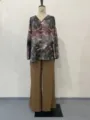 Chique dames tweedelig set met V-hals lange mouw geprinte blouse en effen wijde broek. - S / Karamel