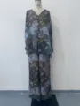 Gedetailleerd overzicht van de dames V-hals lange mouw geprinte shirt en broek set. - S / Volledige kleurenset