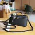 Bolso tipo caja de cuero negro para mujer, elegante bolso de mano con bufanda estampada y correa. - Negro