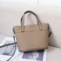Λεπτομέρεια της δερμάτινης τσάντας tote σε taupe χρώμα, με υφή δέρματος και διπλές λαβές. - Γκρι ελέφαντα