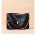 Schwarze Leder Umhängetasche mit goldener Kette, große Pendler Handtasche für Damen. - 28x13x21cm / Schwarz
