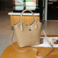 Bolso cubo de cuero genuino bolso retro gran capacidad bandolera para mujer detalle - Largo 29 Ancho 20 Espesor 12 / Té con leche